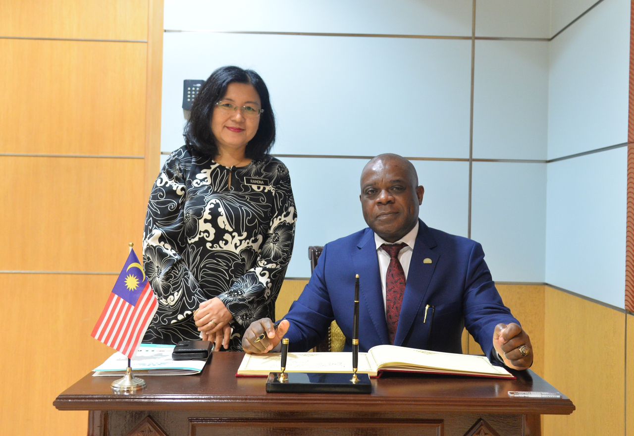 KUNJUNGAN HORMAT TYT ISIAKA ABDULQADIR IMAM, SETIAUSAHA AGUNG PERTUBUHAN LAPAN NEGARA MEMBANGUN (D-8)