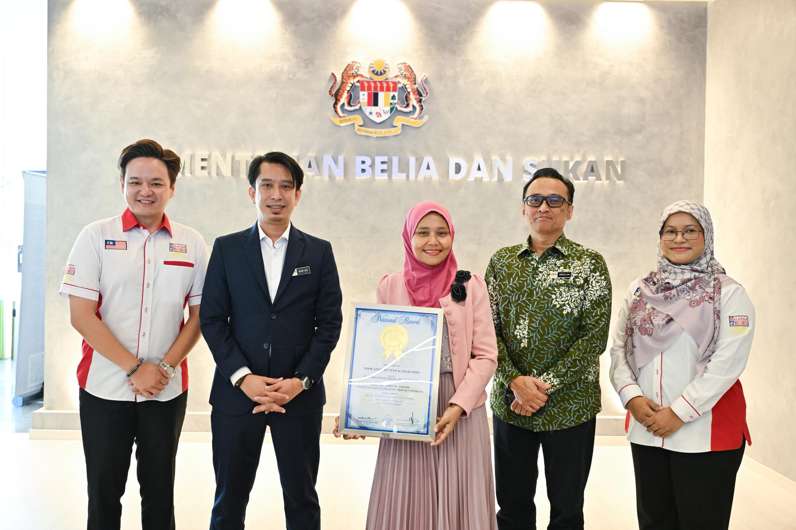 Majlis Penyerahan Malaysia Book of Records (MBOR) sebagai "First to Complete Nozomi Coast to Coast Run (Female) Distance 444KM"